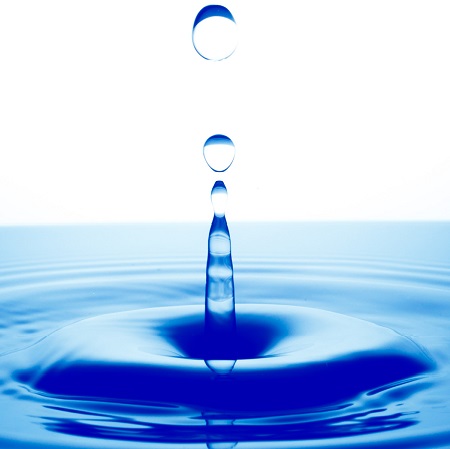 Wassertropfen fällt auf Wasseroberfläche