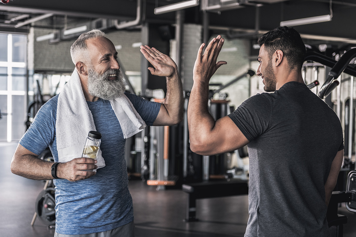 Männer im Fitnessstudio schlagen ein